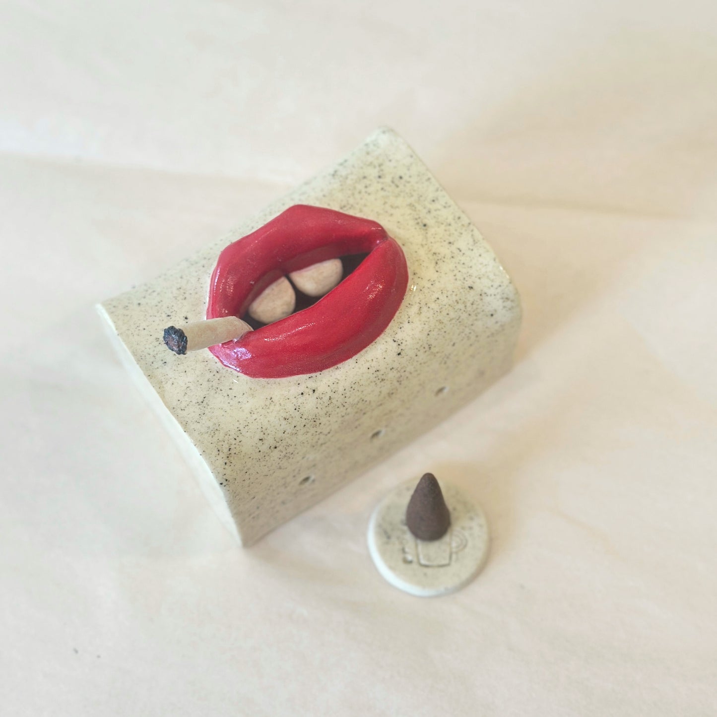 Smokin' Lips Incense Cone Burner - Red - The Crowd Went Wild