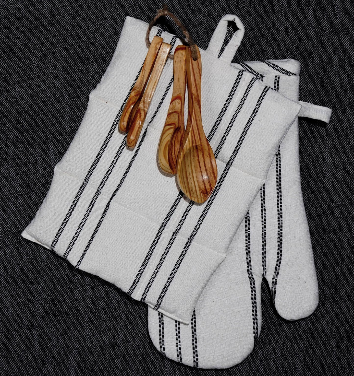 Black Stripe Oven Mitt & Pot Holder Set - The Crowd Went Wild