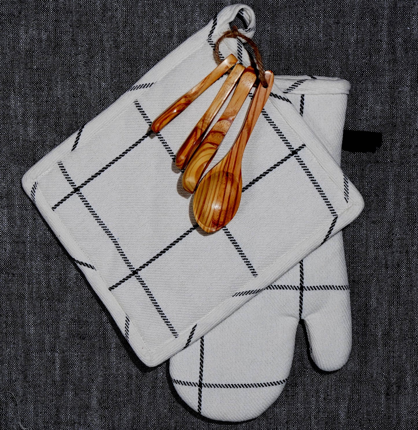 Black Check Oven Mitt & Pot Holder Set - The Crowd Went Wild