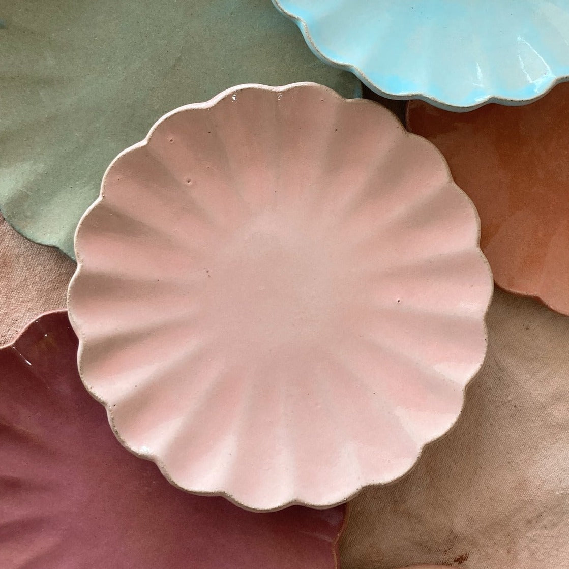 Sandstone Flower Plate in Cheeky - The Crowd Went Wild