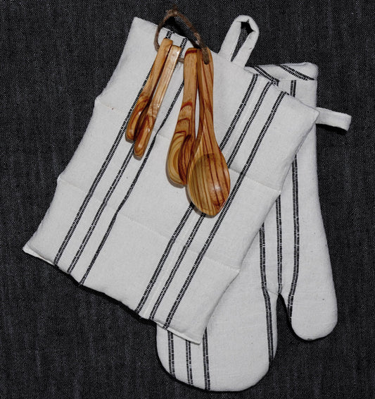 Black Stripe Oven Mitt & Pot Holder Set - The Crowd Went Wild