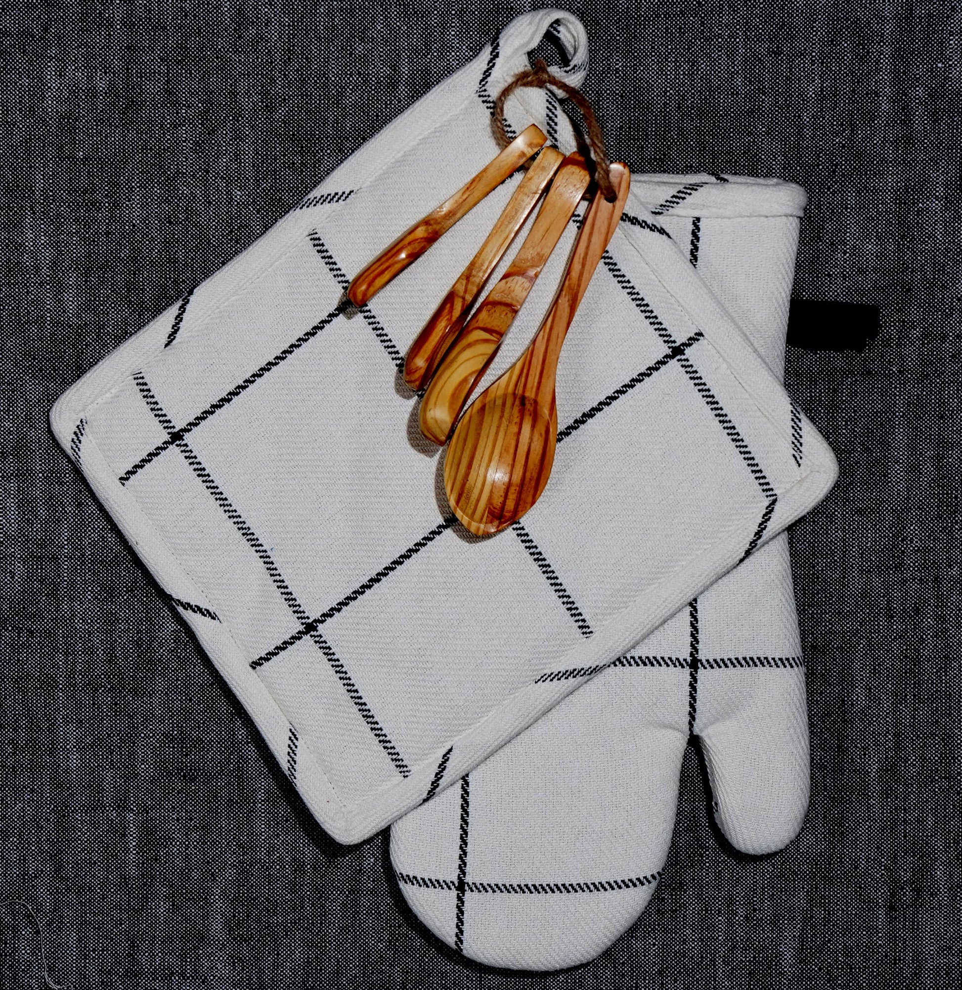 Black Check Oven Mitt & Pot Holder Set - The Crowd Went Wild